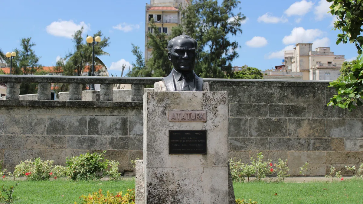 Yurt Dışında Bulunan Türk Yapıları Listesi - Atatürk’ün Heykeli, Küba, Havana